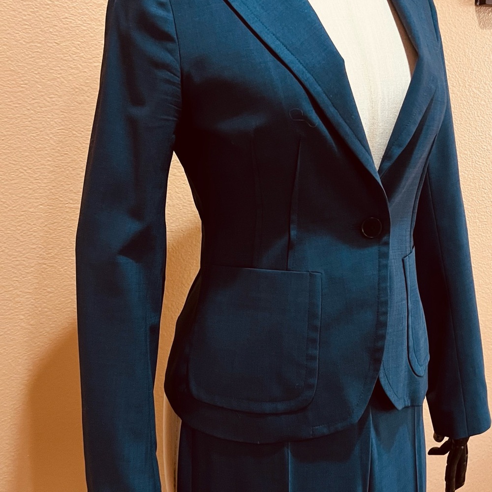 Theory blue blazer with matching  pant fine wool size 4